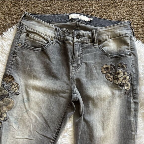 Torrid Jeans Crop Floral Embroidered Gray Stretchy Womens Size 10 - Picture 3 of 9